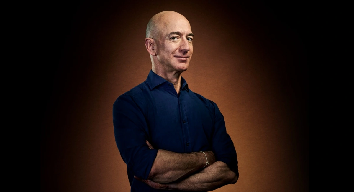 Jeff Bezos  (quốc tịch Mỹ) sở hữu tài sản ước tính 215 tỷ USD. Nguồn tài sản: Amazon. Tỷ phú Bezos đồng sáng lập Amazon năm 1994 trong một garage ở Seattle và dần đưa công ty này trở thành gã khổng lồ thương mại điện tử lớn nhất hành tinh.