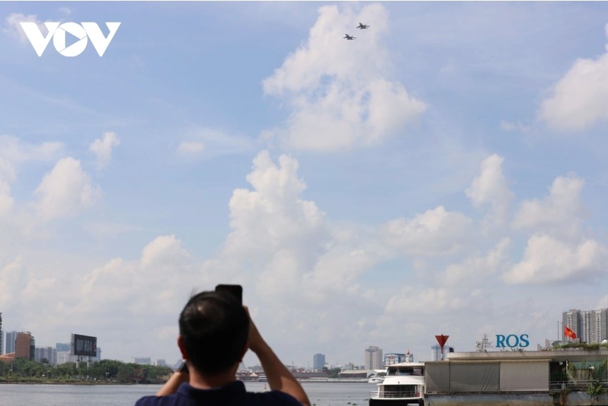 Crowds capture stunning moments of the air show at Bach Dang Wharf
