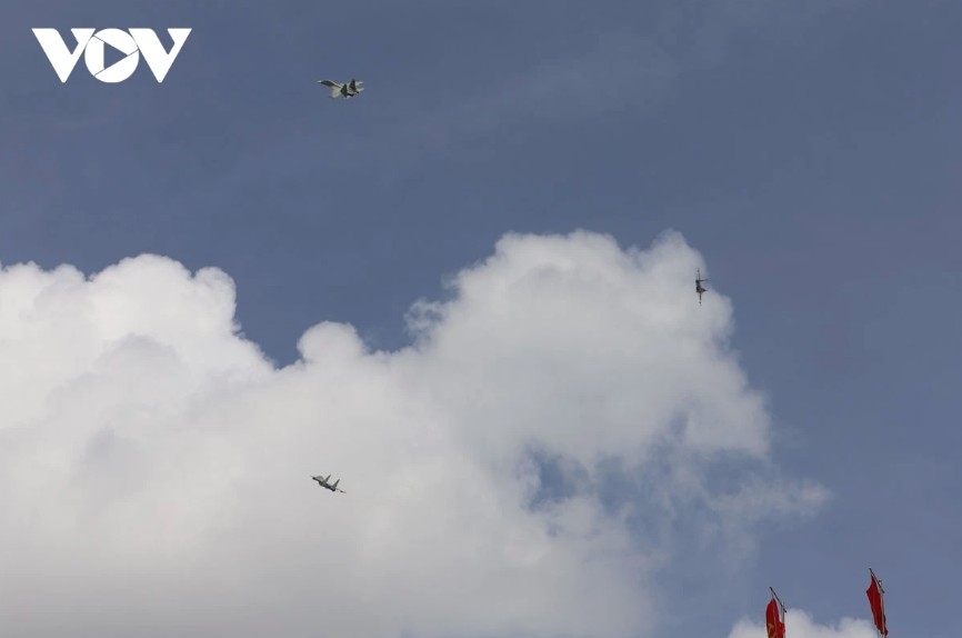 Su-30MK2 team flies in 3-4 jet formation with thrilling aerobatic maneuvers
