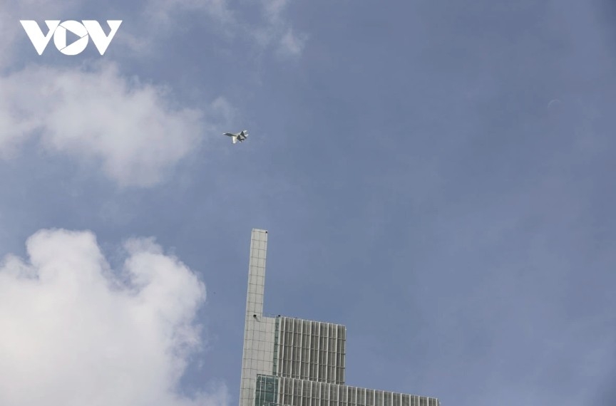 Jet separates into two during impressive display over Ho Chi Minh City this morning