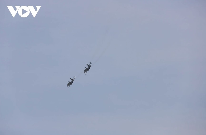Su-30MK2 and Yak-130 execute complex formations and acrobatic stunts