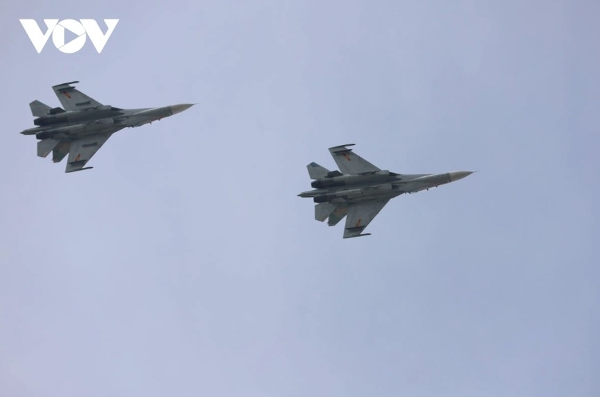 Pilots maintain tight formation through synchronized flying techniques