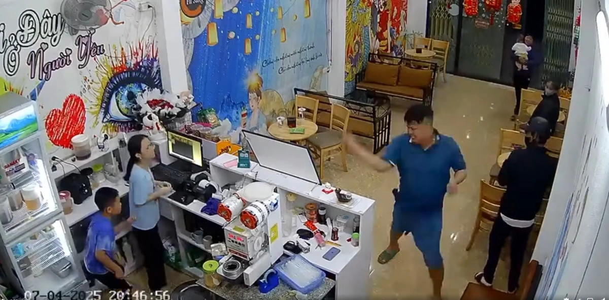 Đối tường dùng gậy ba khúc đập phá quán trà sữa