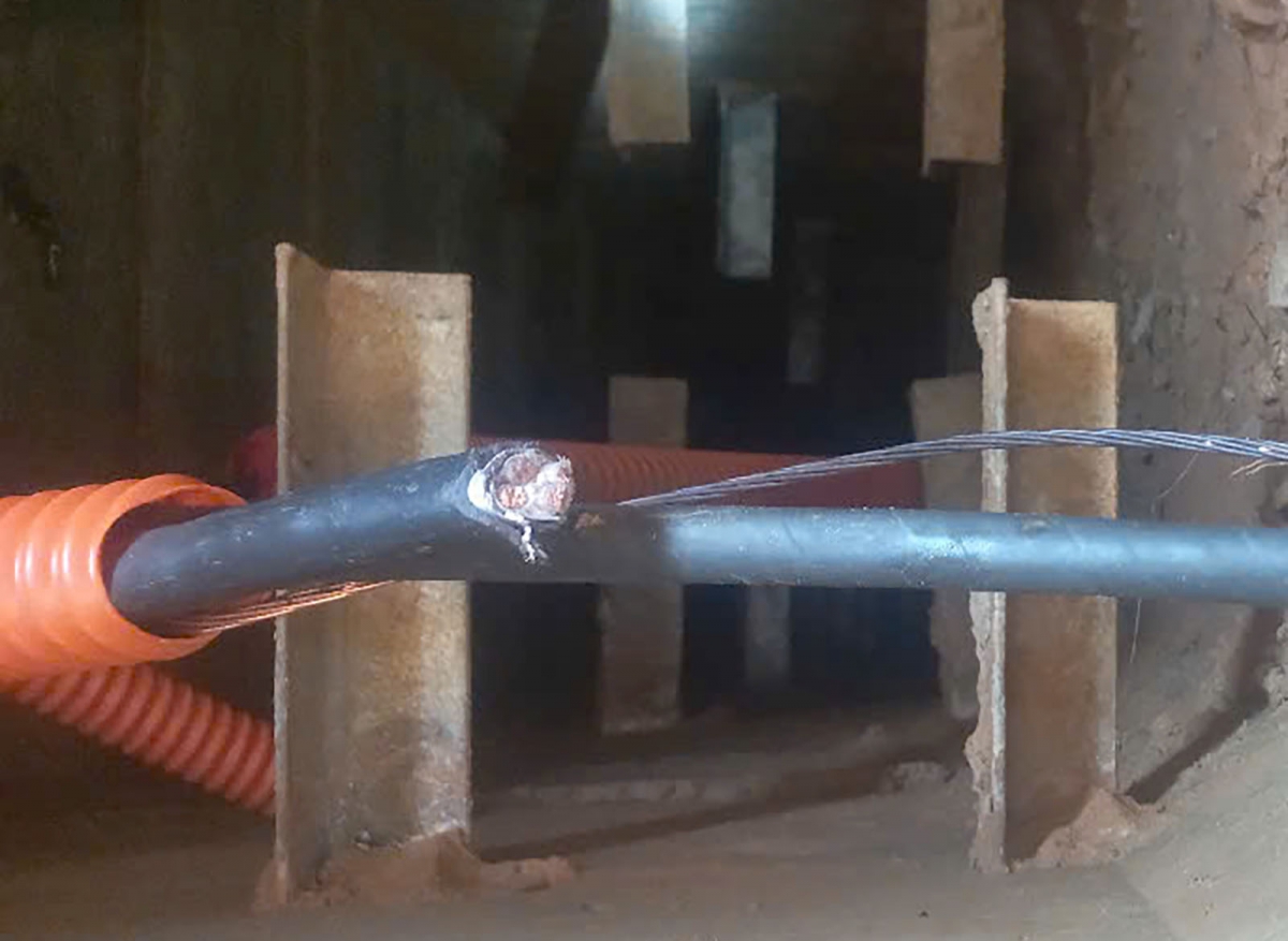 Kẻ gian cắt trộm dây dẫn điện chiếu sáng dưới các cống ngầm.