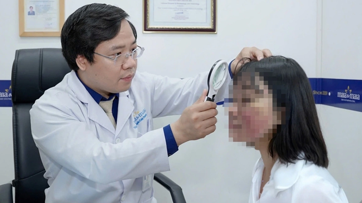 Bác sĩ Thành kiểm tra tổn thương da cho người bệnh. (Ảnh: BSCC)