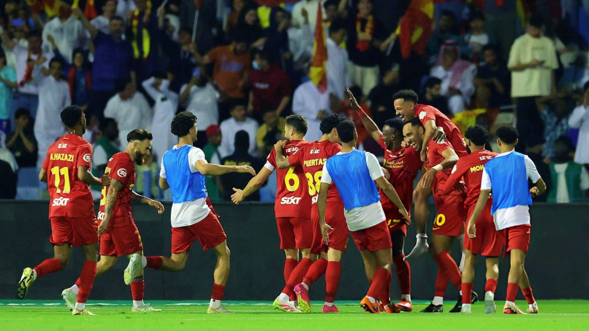 Aubameyang cùng các đồng đội ăn mừng chiến thắng 2-1 trước Al Nassr. (Ảnh: Getty)