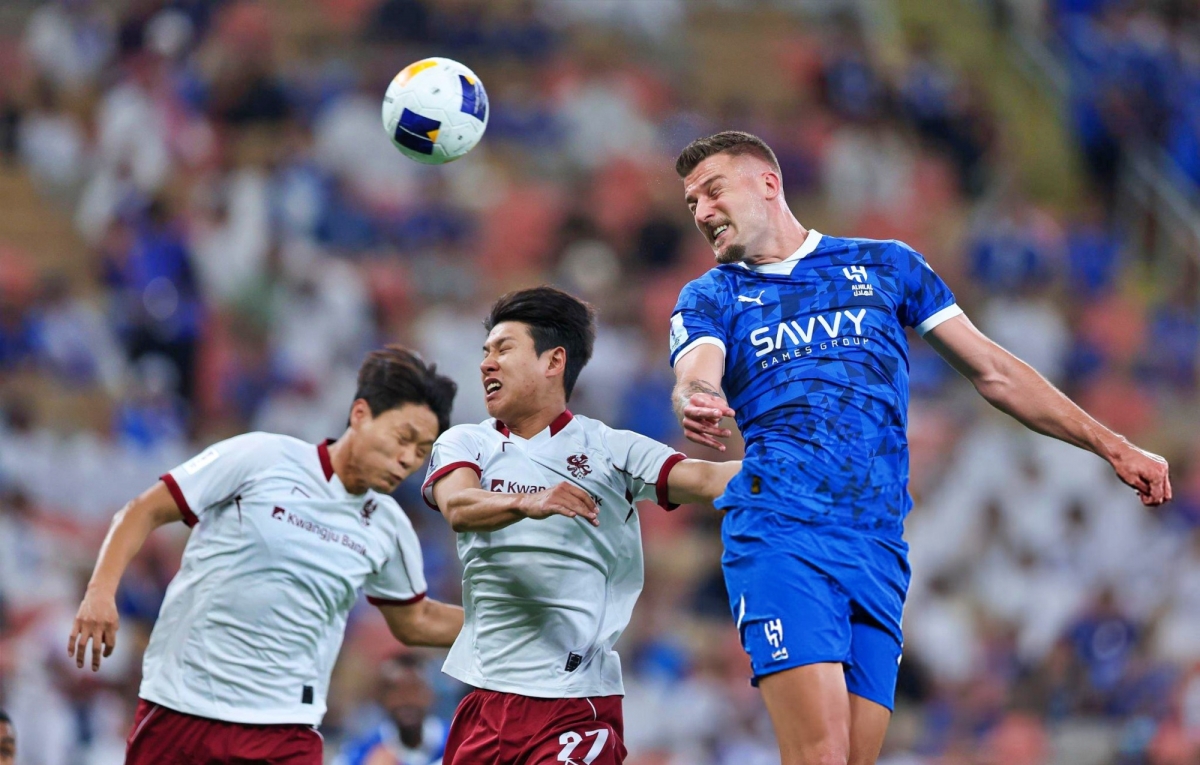 Milinkovic-Savic bật cao đánh đầu ghi bàn ngay ở phút thứ 6 cho Al-Hilal. (Ảnh: Getty)
