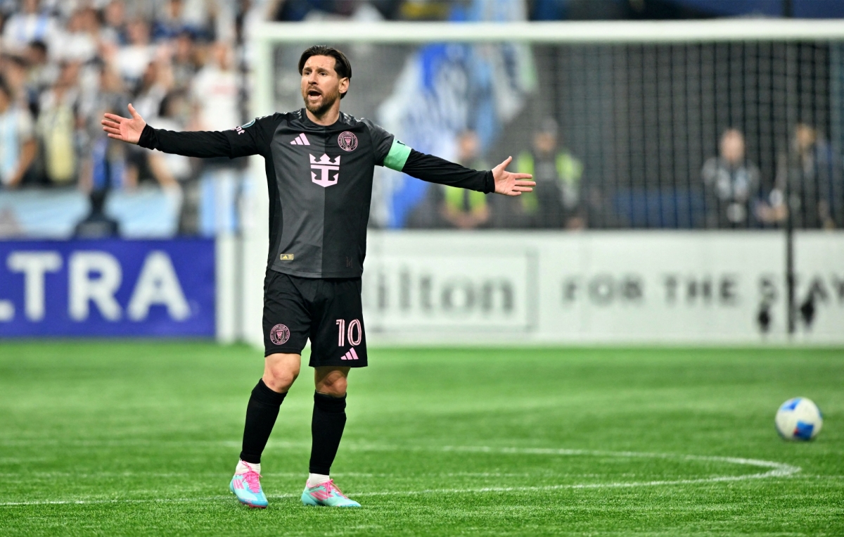 Messi bất lực trong việc tìm đường vào khung thành của Vancouver. (Ảnh: Reuters)