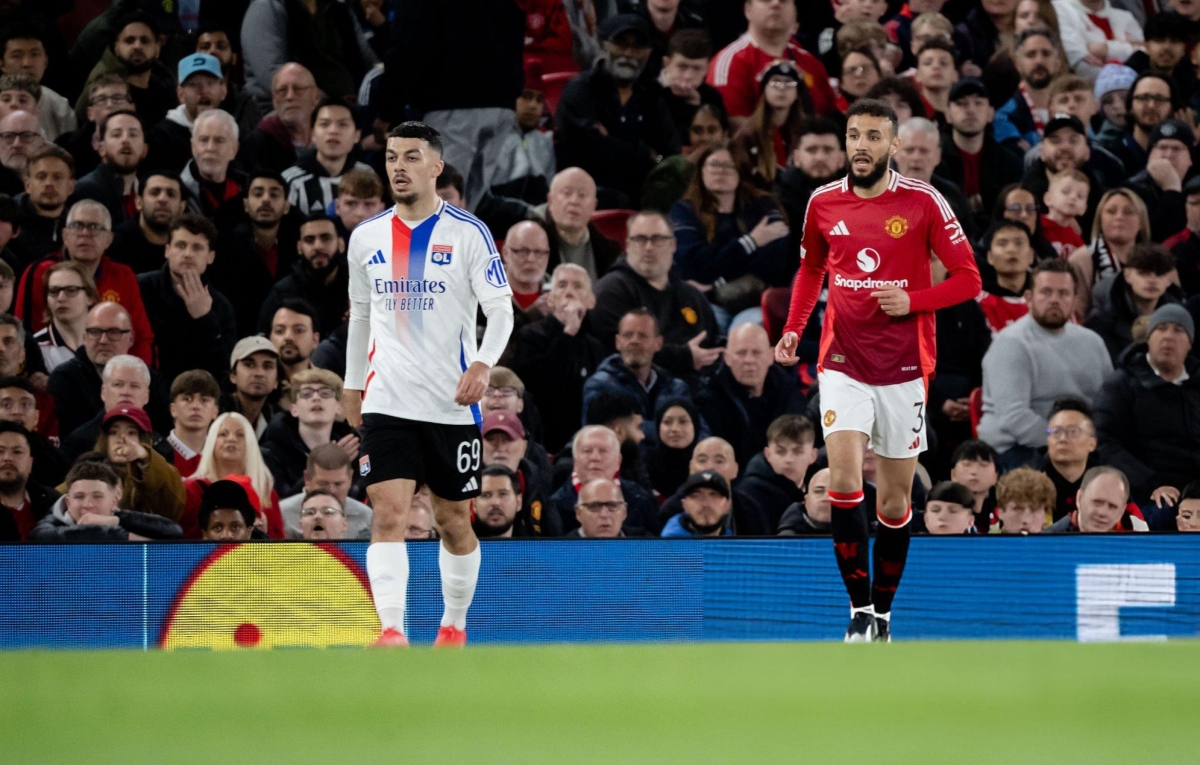 Mazraoui bất ngờ biến mất sau hiệp 1 ở trận MU ngược dòng thắng 5-4 Lyon. (Ảnh: Getty)