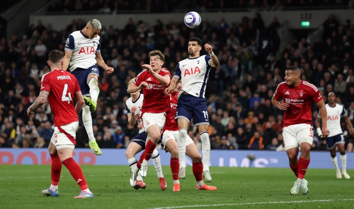 Richarlison bật cao đánh đầu mang về bàn thắng danh dự cho Tottenham. (Ảnh: Reuters)