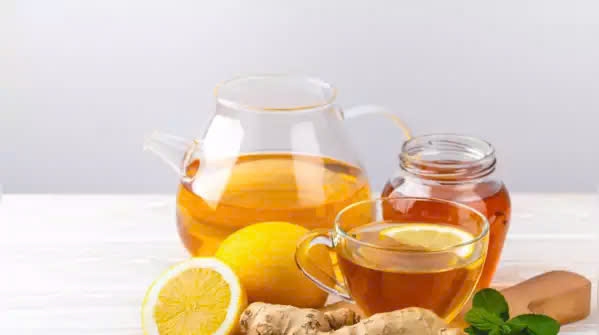 Uống tách trà gừng để giảm cảm giác ợ chua vào buổi sáng
