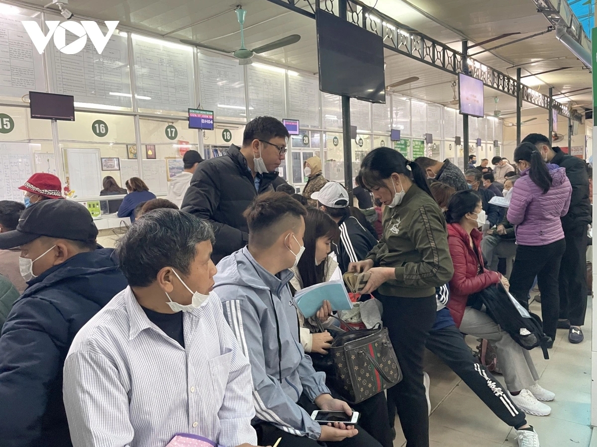 Người dân chen chúc chờ đến lượt khám bệnh