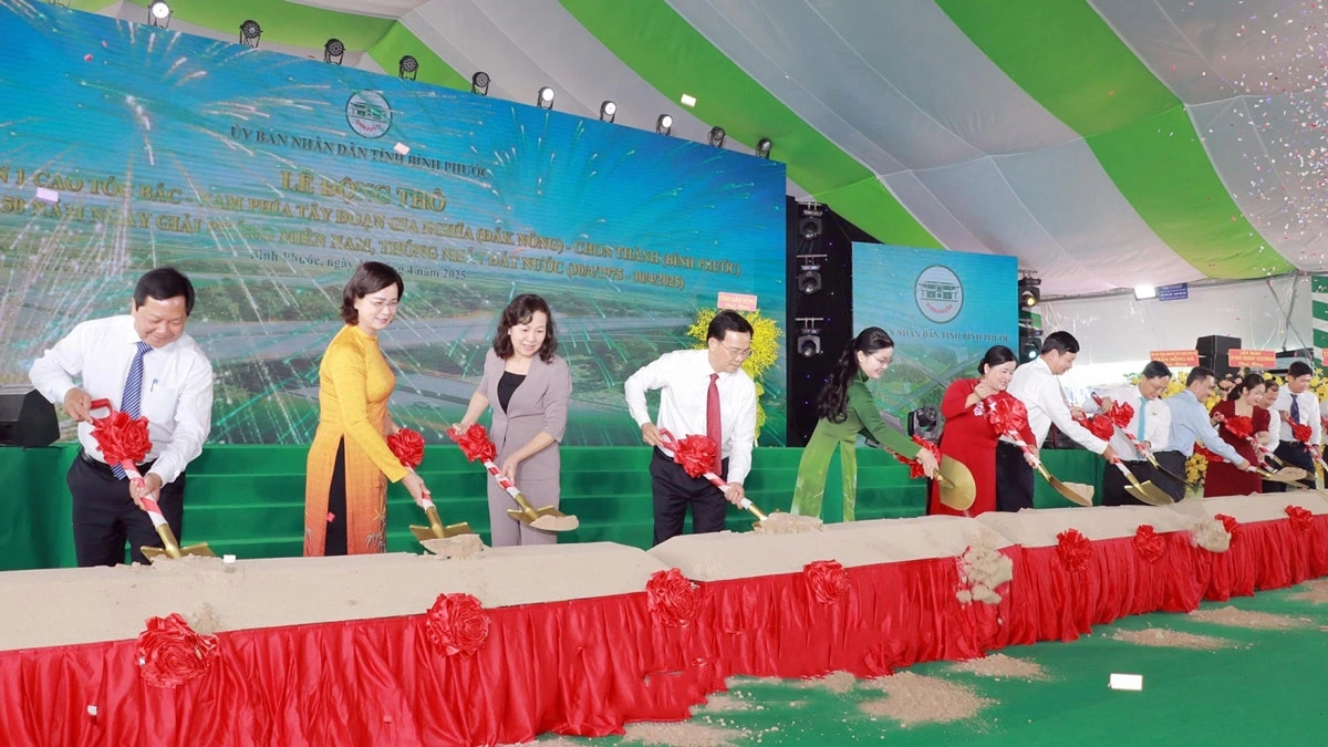 Lãnh đạo tỉnh thực hiện nghi thức động thổ