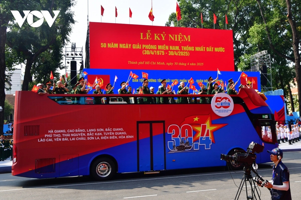 Các xe buýt 2 tầng chở Khối Tôn vinh các Anh hùng lực lượng vũ trang nhân dân, Anh hùng lao động và nhân chứng lịch sử được thiết kế lá cờ của Mặt trận Dân tộc Giải phóng miền Nam Việt Nam bên hông.