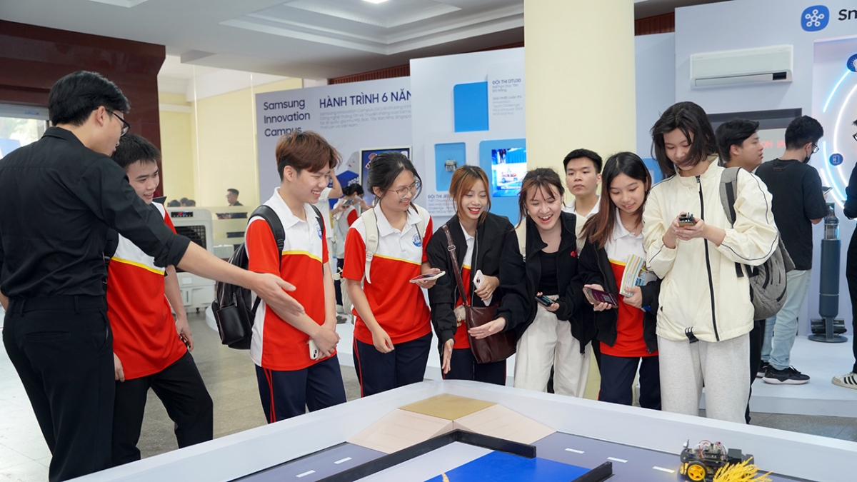 Khu trải nghiệm công nghệ thu hút nhiều bạn trẻ tham gia