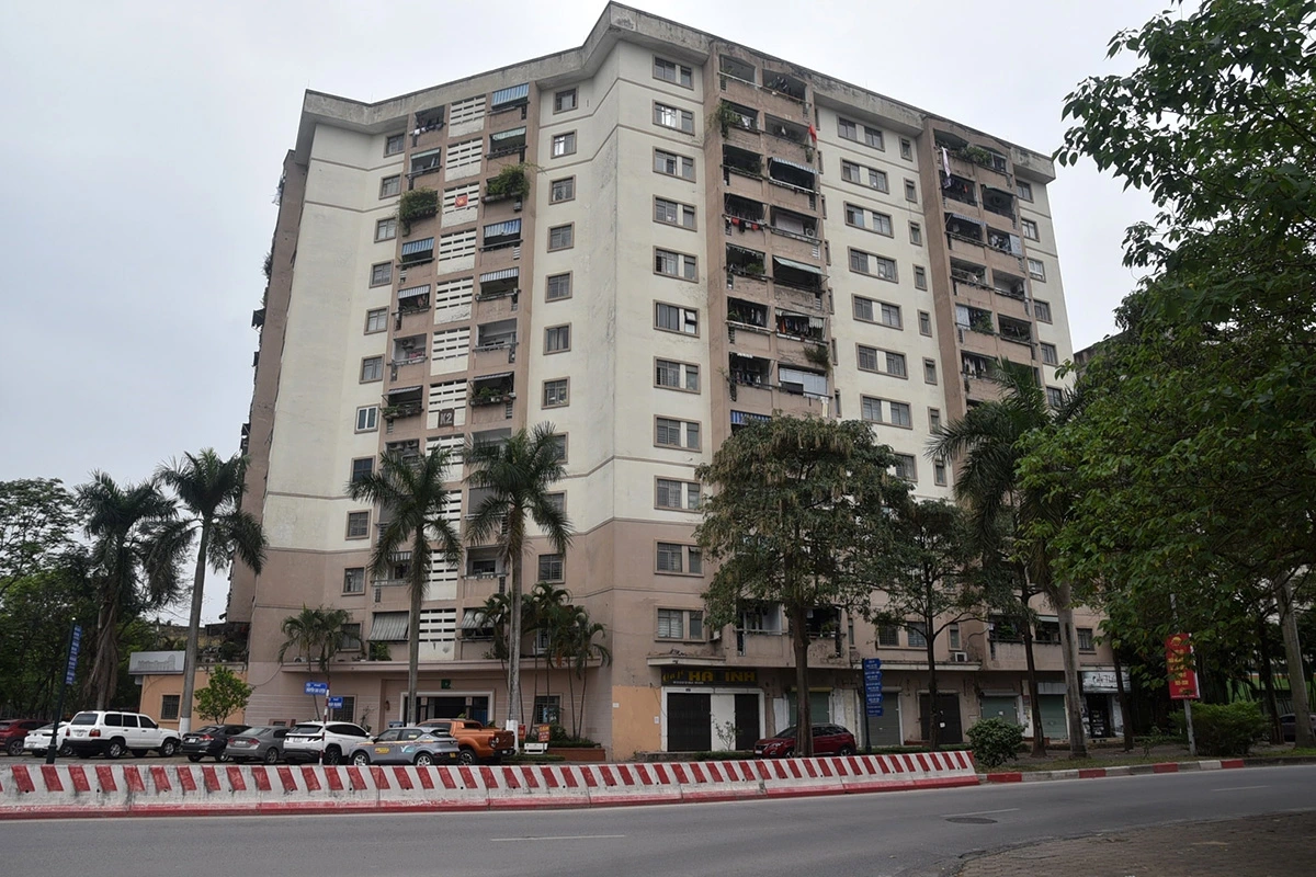 Ghi nhận tại khu đô thị Việt Hưng, quận Long Biên, Hà Nội hàng loạt khu nhà có diện tích ki ốt tầng 1 đều trong tình trạng niêm phong cửa đóng then cài.