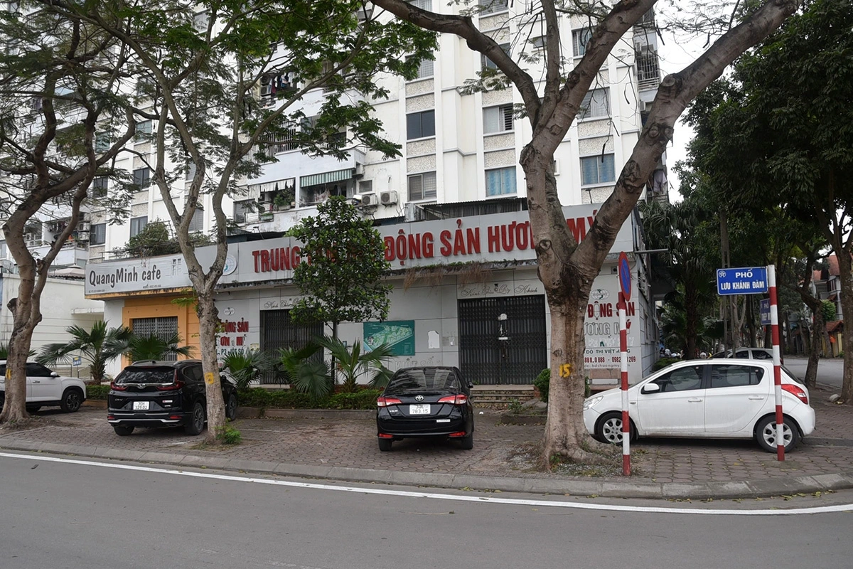 Để chống lãng phí quỹ diện tích nhà kinh doanh, TP Hà Nội ban hành Đề án về quản lý tài sản công giao Trung tâm Quản lý nhà thành phố triển khai việc đấu giá quyền thuê diện tích kinh doanh dịch vụ tầng 1 tại Khu đô thị Việt Hưng. Tuy nhiên tiến độ hoạt động đấu giá còn chậm vẫn chưa đạt kỳ vọng.