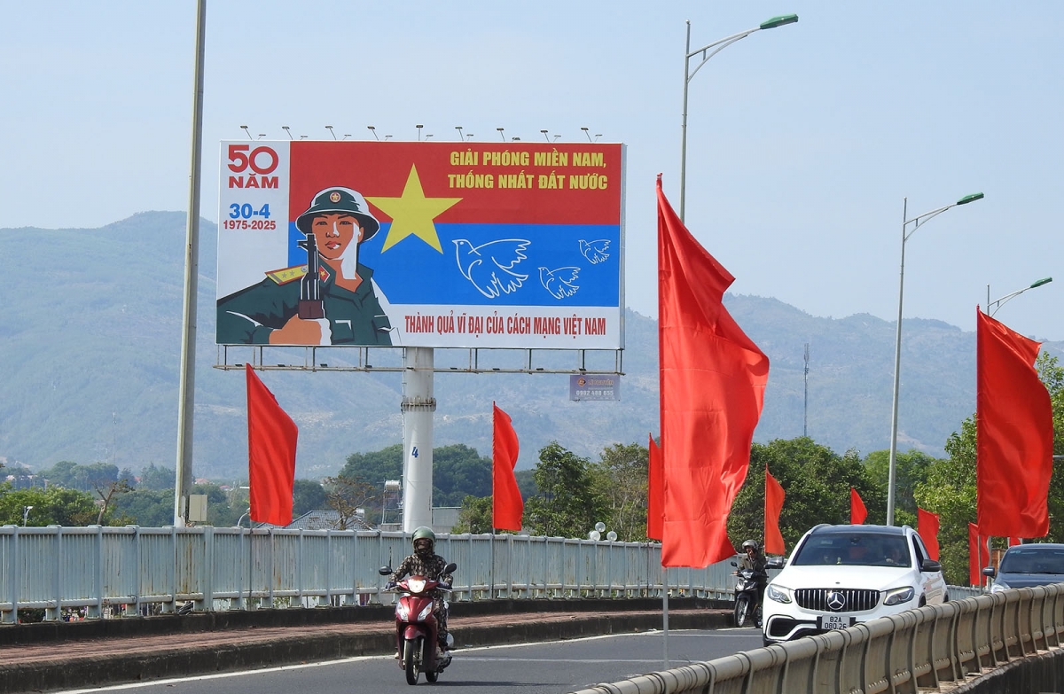 Cầu Đăk Bla, thành phố Kon Tum sáng ngày 30/4.
