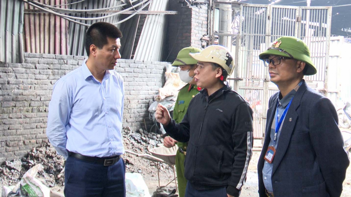 Ông Nguyễn Mạnh Cường Phó Chủ tịch UBND TP Từ Sơn kiểm tra tiến độ thực hiện xử lý ô nhiễm môi trường