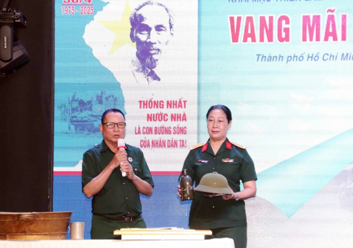 Bảo tàng chiến dịch Hồ Chí Minh tiếp nhận các kỷ vật (ảnh:X.K)