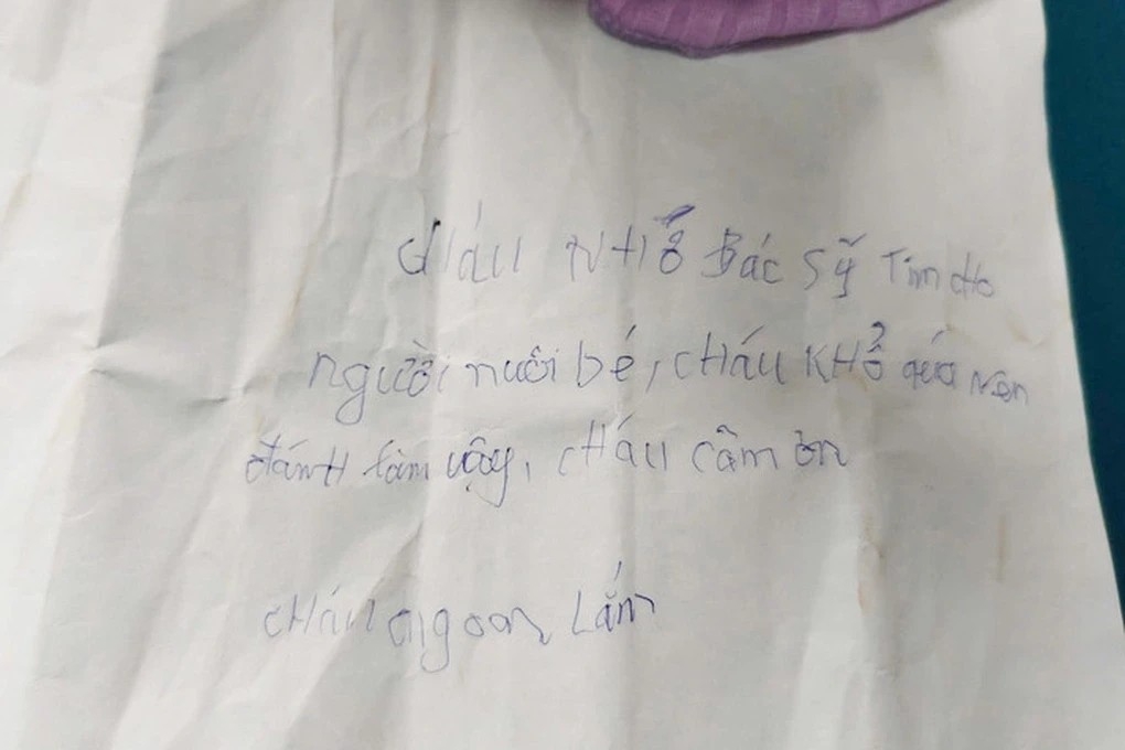 Lá thư tay mẹ bé gái bỏ lại cùng con hé lộ gia cảnh đáng thương. (ảnh: bệnh viện cung cấp)