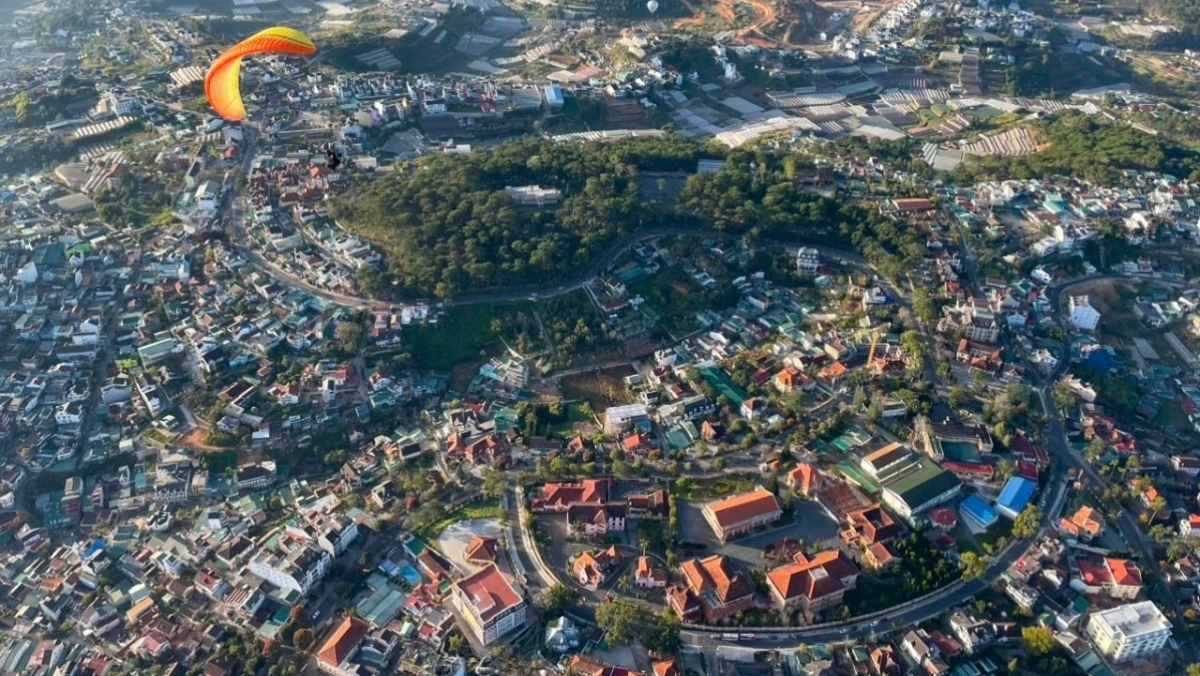 Riêng TP Đà Lạt, sau khi thêm thị trấn Lạc Dương và xã Lát của huyện Lạc Dương sắp xếp thành 5 phường, với tên gọi: Xuân Hương - Đà Lạt, Cam Ly - Đà Lạt, Lâm Viên - Đà Lạt, Xuân Trường - Đà Lạt, Lang Biang - Đà Lạt.