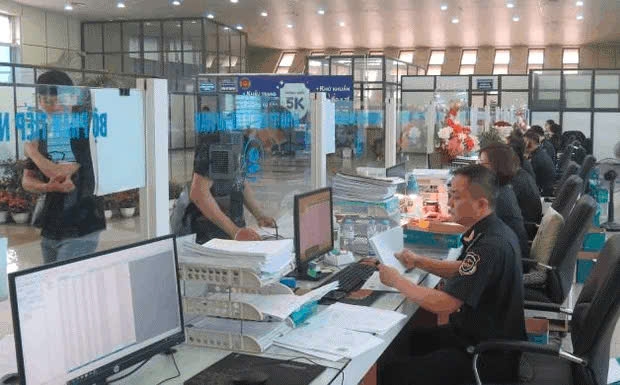 Các ngày chức năng Lạng Sơn tăng cường nhân lực, làm thêm giờ tạo điều kiện cho hàng thông quan nhanh chóng.