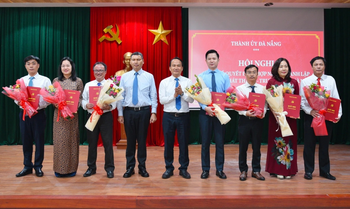 Lãnh đạo thành phố Đà Nẵng trao quyết định và tặng hoa chúc mừng lãnh đạo Báo và Đài Phát thanh - Truyền hình Đà Nẵng được bổ nhiệm