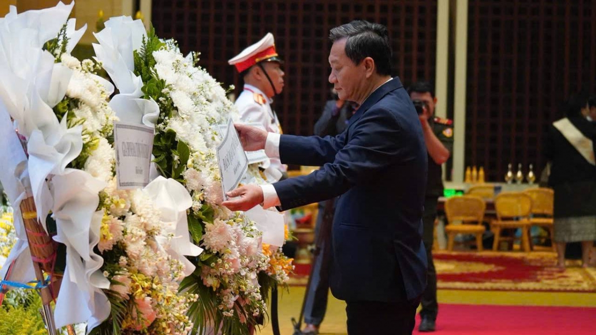 Đại sứ Đặc mệnh toàn quyền nước CHXHCN Việt Nam dẫn đầu đoàn Đại sứ quán, các cơ quan bên cạnh Đại sứ quán vào viếng cố Chủ tịch Đảng NDCM Lào Khamtay Siphandone