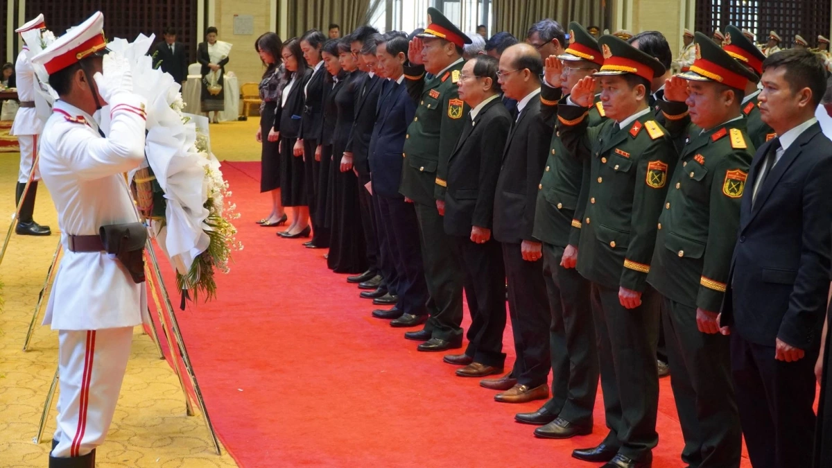 Các đại biểu dành một phút mặc niệm tưởng nhớ đồng chí Khamtay Siphandone