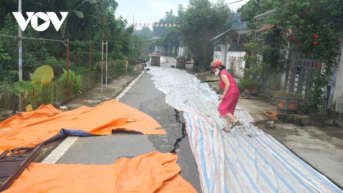 Vết nứt trên đường 23/9 đe dọa sự an toàn của 31 hộ dân.