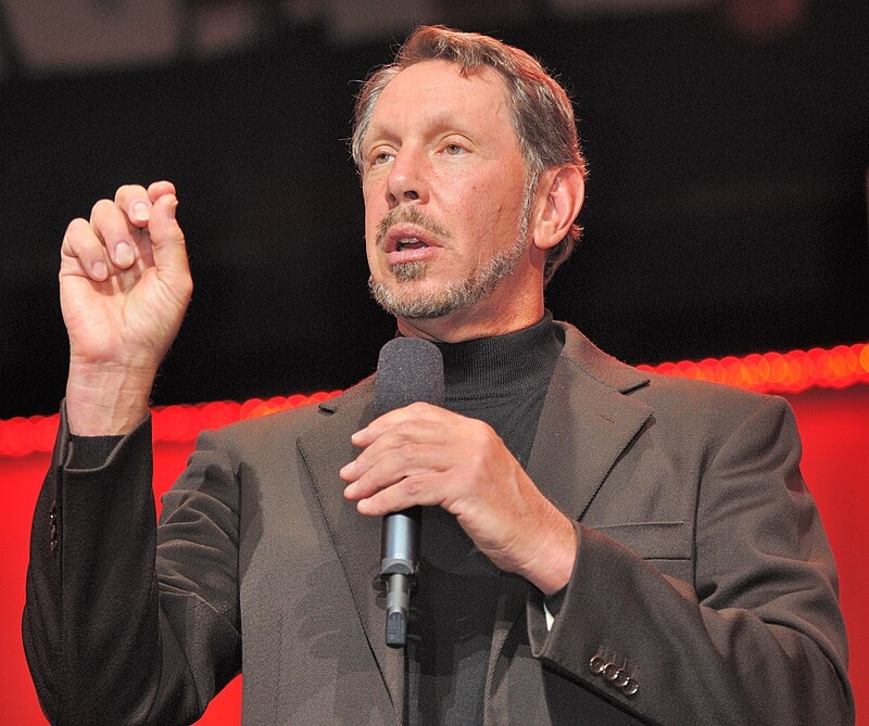 Ông Larry Ellison (quốc tịch Mỹ) sở hữu tài sản ước tính 192 tỷ USD. Nguồn tài sản: Oracle. Ông Ellison là Chủ tịch, Giám đốc Công nghệ kiêm đồng sáng lập Oracle. Ông đang sở hữu khoảng 35,4% cổ phần tại đại gia phần mềm này. So với năm ngoái, khối tài sản của tỷ phú Mỹ tăng 51 tỷ USD, chủ yếu nhờ cổ phiếu Oracle tăng 40%.