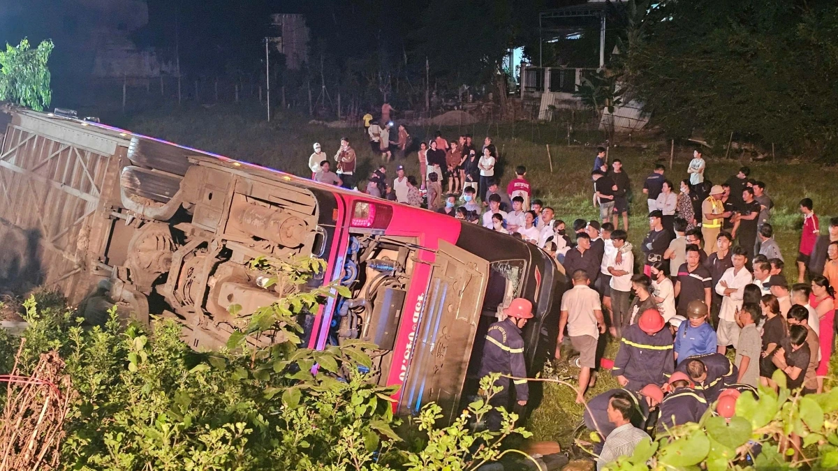Chiếc xe khách rơi xuống taluy đường, lật nghiêng.
