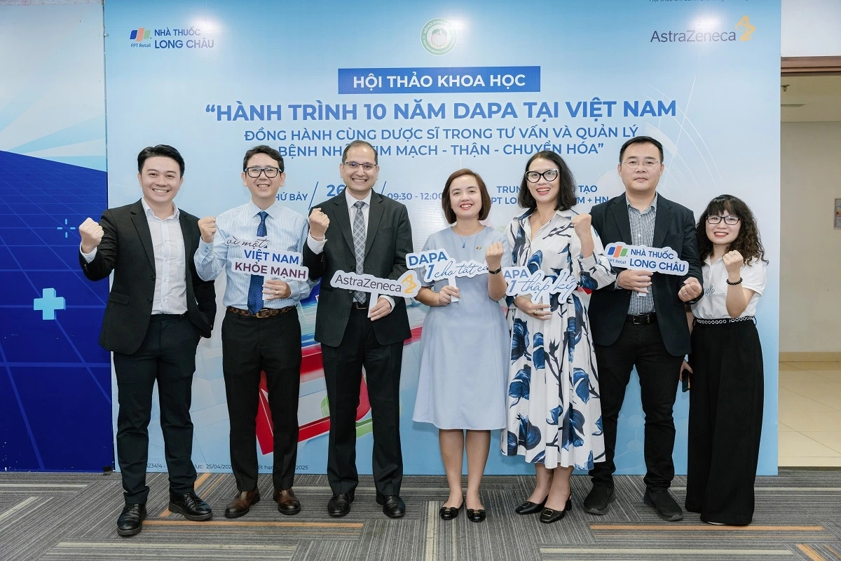 Đại diện nhà thuốc Long Châu và AstraZeneca Việt Nam tại sự kiện "Hành trình 10 năm DAPA tại Việt Nam”.