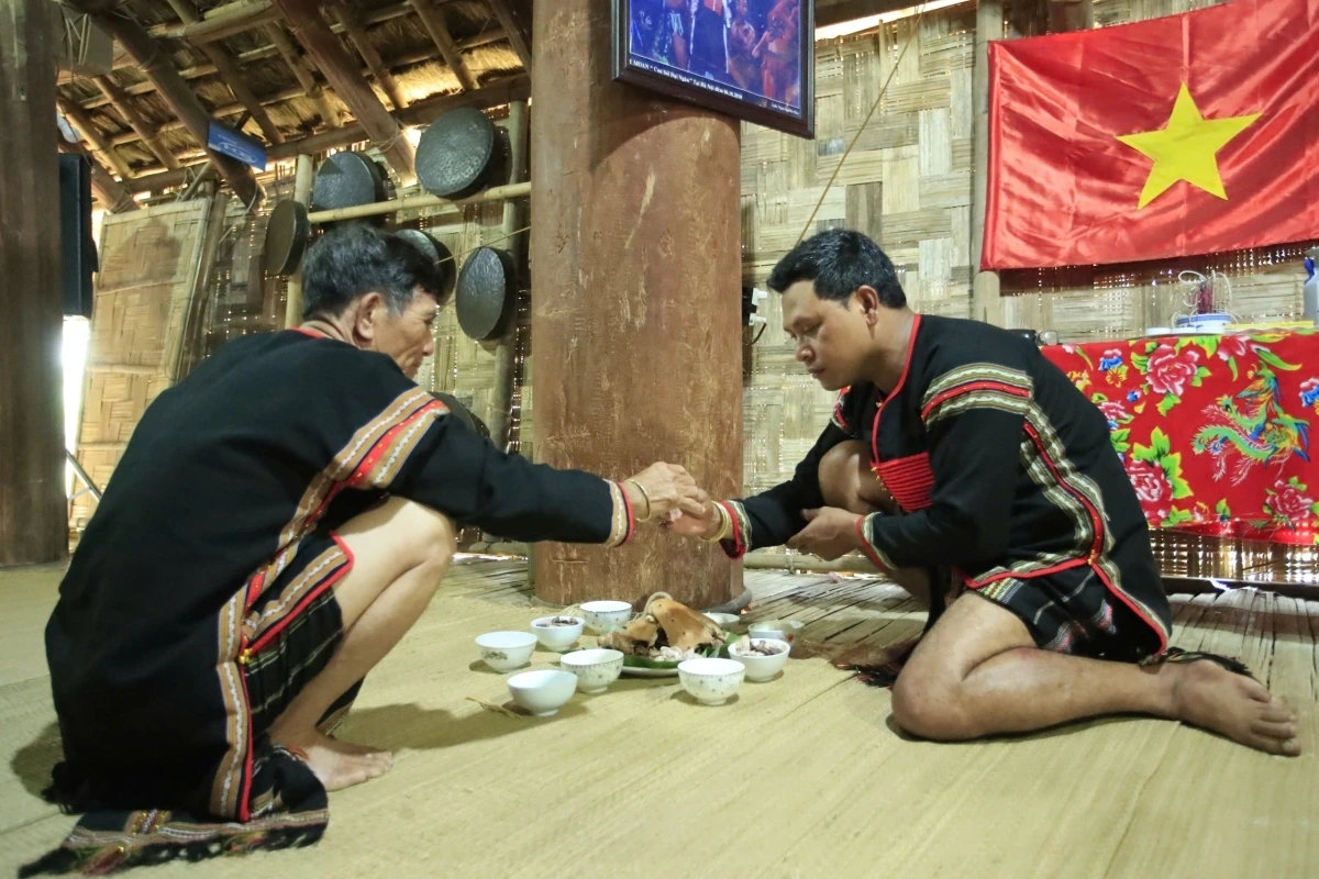 Thầy cúng Y Jung Ksor đang tiến hành các thủ tục làm lễ cúng trưởng thành cho Y Thiên Niê. Ảnh: Tuấn Minh