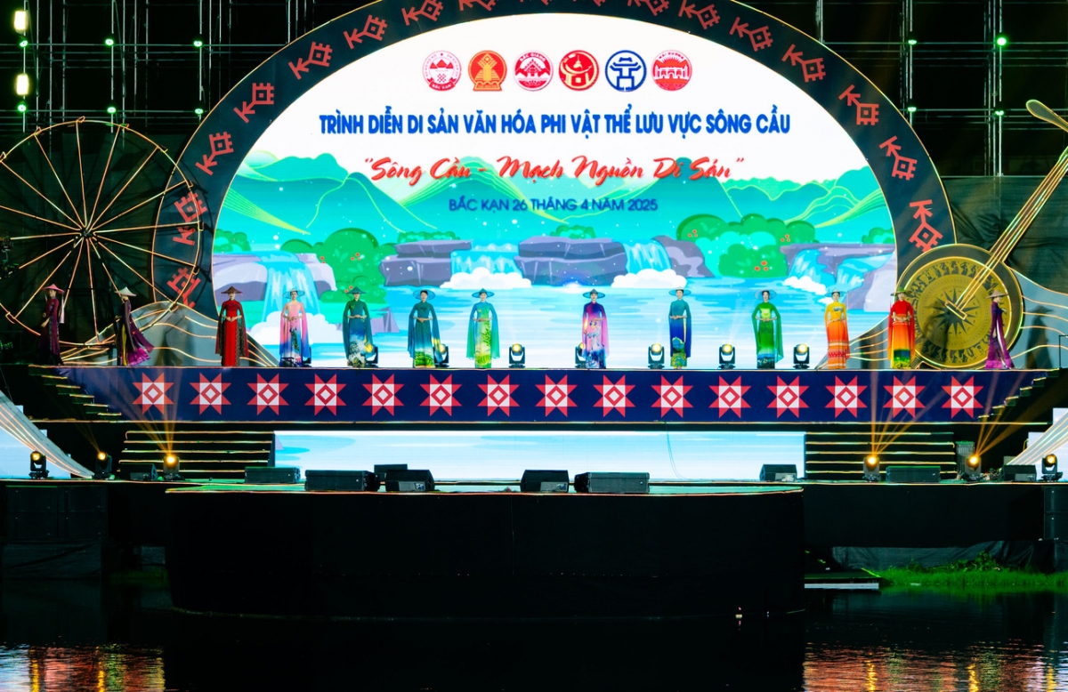 Tối 26/4, tại sân khấu nổi, phố đi bộ Sông Cầu (thành phố Bắc Kạn), nhà thiết kế Vũ Thảo Giang đã mang đến một đêm trình diễn thời trang đầy cảm xúc với 6 bộ sưu tập đặc biệt trong chương trình “Sông Cầu - Mạch nguồn di sản”, sự kiện do UBND tỉnh Bắc Kạn tổ chức nhằm giới thiệu và quảng bá di sản văn hóa phi vật thể gắn với phát triển du lịch.