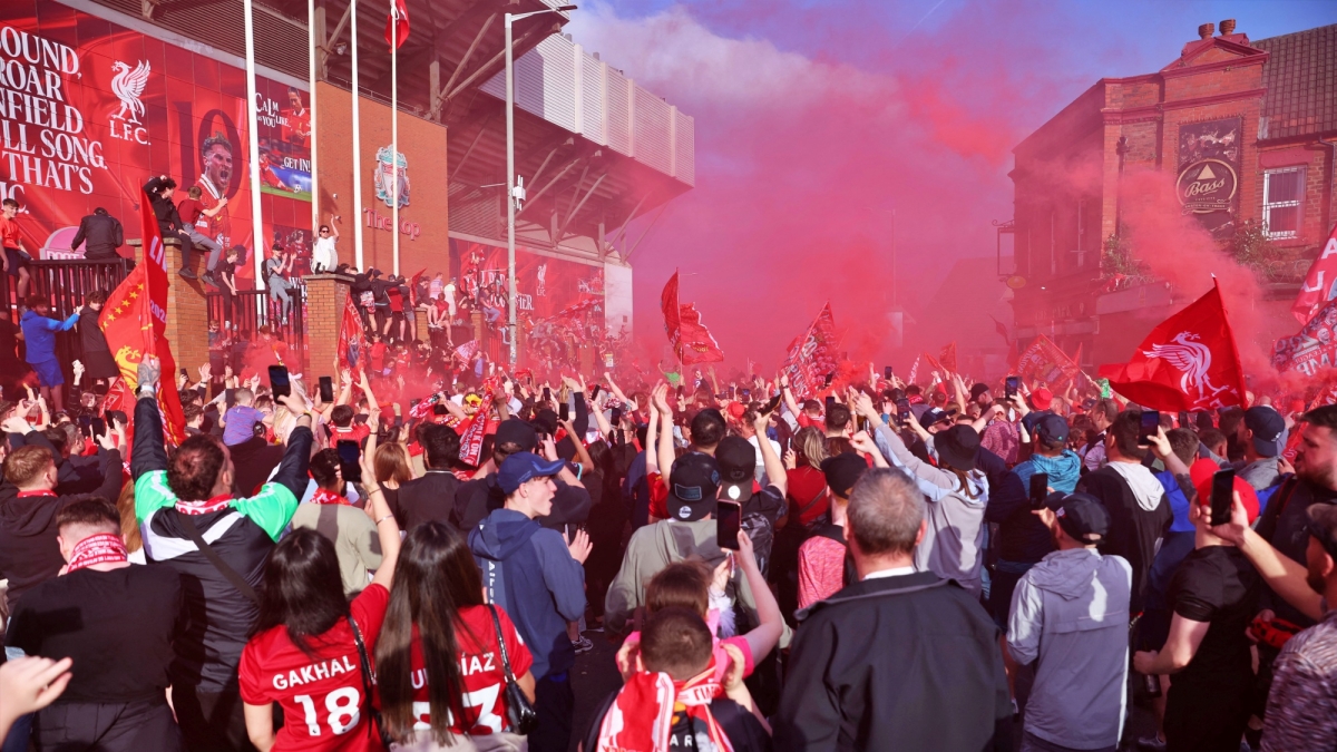 Số lượng lớn cổ động viên của Liverpool mở hội bên ngoài sân vận động Anfield.