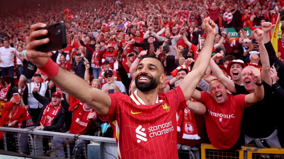 Tiền đạo Mohamed Salah chụp ảnh “tự sướng” cùng cổ động viên trong không khí từng bừng, náo nhiệt.