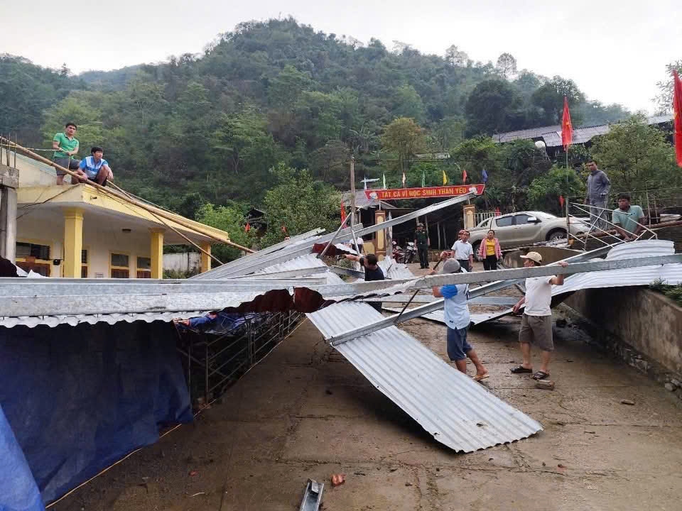 Lực lượng chức năng tham gia khắc phục sau lốc.