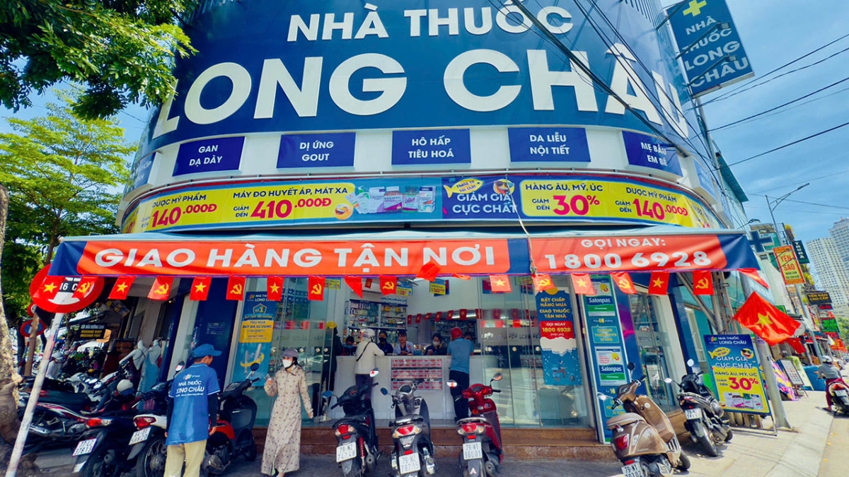 Hệ thống nhà thuốc Long Châu trên cả nước đồng loạt "nhuộm đỏ" với cờ Tổ quốc