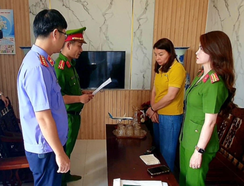 Cơ quan chức năng đọc lệnh bắt giữ Thuỷ (người mặc áo vàng).