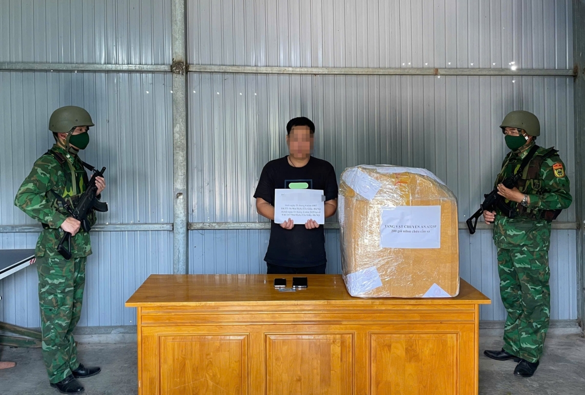 Lực lượng chức năng bắt giữ 1 đối tượng, thu giữ 12kg cần sa khô