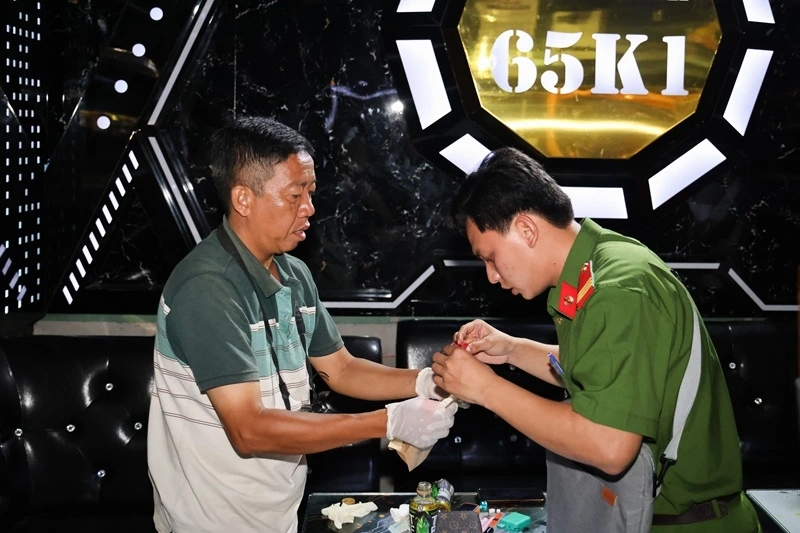 Lực lượng chức năng tiến hành thu giữ các tang vật tại hiện trường