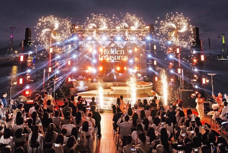 A music show on a nighttime cruise in Quang Ninh (Photo: hanoimoi.vn)