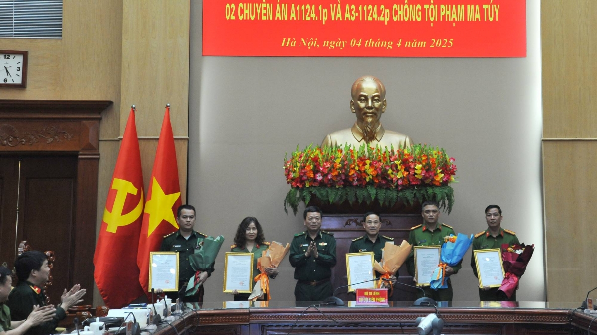 Thiếu tướng Nguyễn Văn Thiện trao thưởng cho các tập thể có thành tích trong đấu tranh Chuyên án A1124.1p và A3-1124.2p