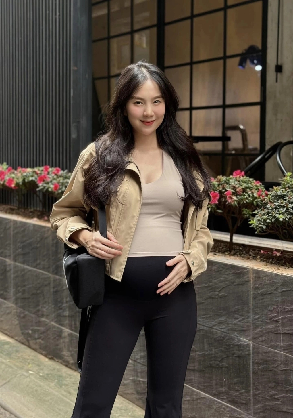 Mai Ngọc đã sẵn sàng cho việc đón con trai đầu lòng chào đời. Ở tuần thai thứ 38, cô tăng 8 kg so với trước khi mang bầu và cảm thấy mãn nguyện với thai kỳ thuận lợi, không bị rạn da, không tiểu đường thai kỳ hay phù chân.