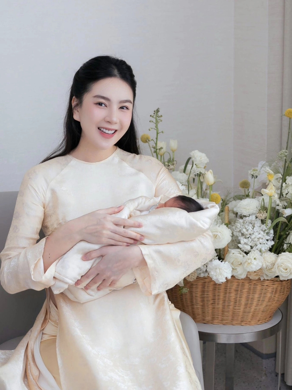 'Cô gái thời tiết' Mai Ngọc xuống ký nhanh chóng, gần về lại mức cân thời son rỗi sau 5 ngày đón con trai đầu lòng.