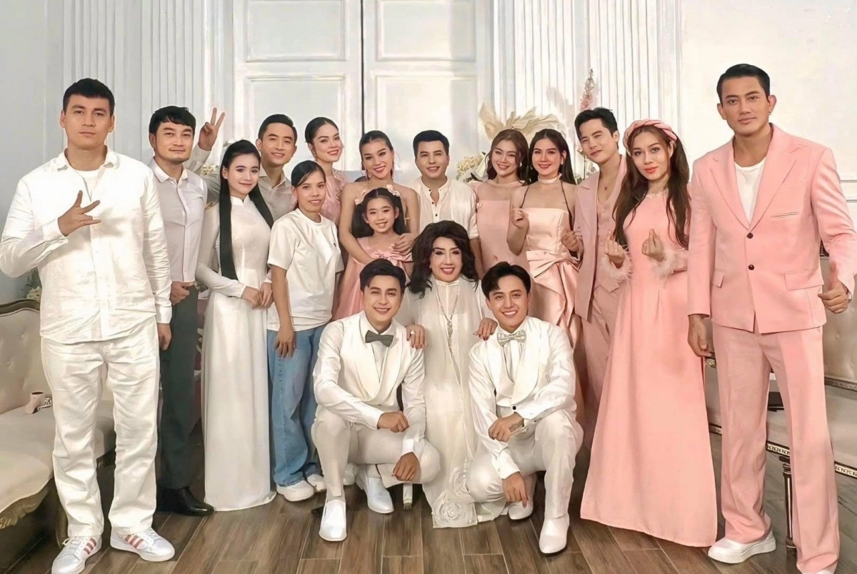 Bé Lavie, con gái Mai Phương, cùng nhóm nghệ sĩ 'Bước chân hai thế hệ' hát các ca khúc cố diễn viên từng thể hiện và tưởng nhớ cô nhân dịp giỗ 5 năm.