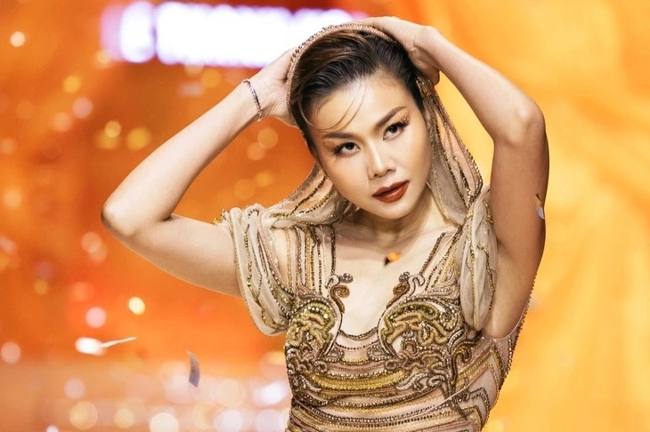 Màn tạo dáng ôm đầu của Thanh Hằng tại buổi trình diễn bộ sưu tập mới của nhà thiết kế Lê Thanh Hòa khiến dân mạng tranh cãi. Màn diễn này bị cắt bớt khi đăng tải trên mạng xã hội và tắt bình luận.