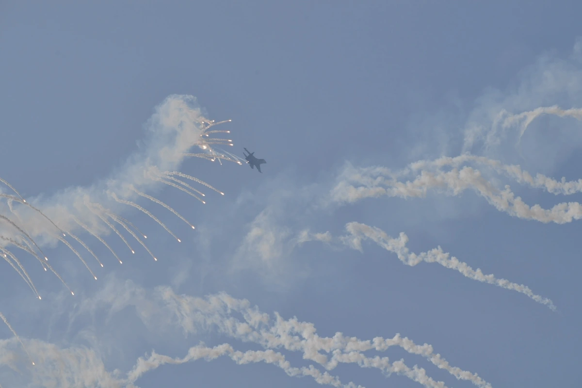 Đã mắt, đã tai hơn là tiếng thét xé toạc âm thanh của dàn tiêm kích Su-30MK2 và Yak130. Các máy bay lao vút giữa bầu trời xanh biêng biếc. Sau màn chao lượn, các phi công trình diễn màn thả bẫy nhiệt mãn nhãn, rực rỡ. 